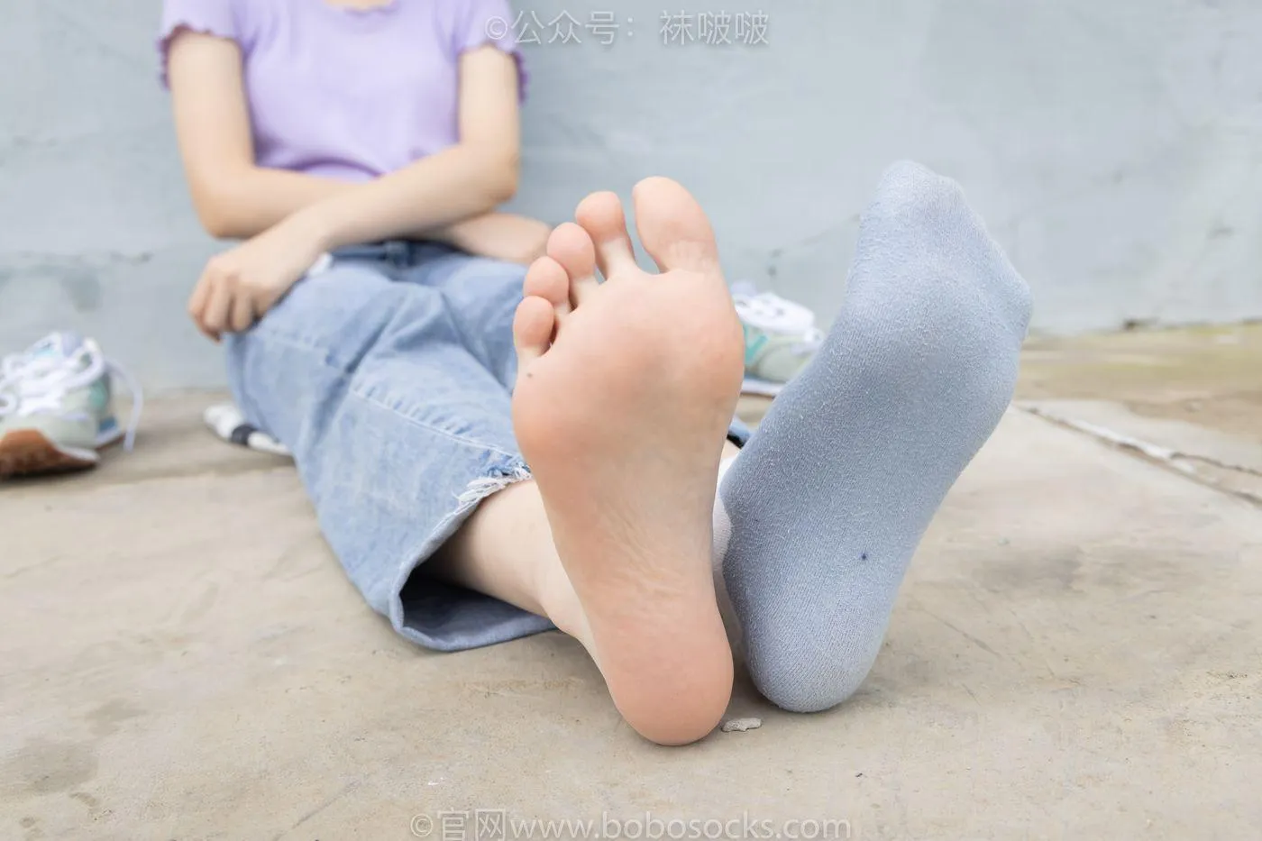 [BoBoSocks袜啵啵]NO.020 熊熊-NB运动鞋、蓝色短棉袜（踩脏）、裸足 [150P]插图3